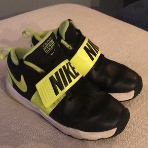 Boys size 2 youth Nike black and nean